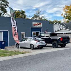Johnston's Lakehouse Pizza - Exterior entrance and parking.  #UpCloseSavor
