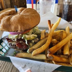 Middlegate Station - Bacon cheeseburger w/fries