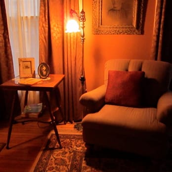 The Looking Glass Inn - Portrait Room- useful reading chair - Bed & Breakfast Near Me - Indianapolis, Indiana The Looking Glass Inn - Portrait Room- useful reading chair - Bed & Breakfast Near Me - Indianapolis, Indiana