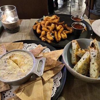 Solomon's Landing - Crab dip with pita chips, calamari, and garlic cheese bread - Seafood Near Me - Cabo San Lucas, BCS Solomon's Landing - Crab dip with pita chips, calamari, and garlic cheese bread - Seafood Near Me - Cabo San Lucas, BCS