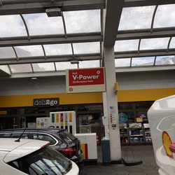 Shell Tankstelle - Clean place and deli to go.