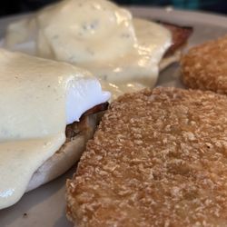 Freeport Cafe - Eggs bennie with hashbrowns