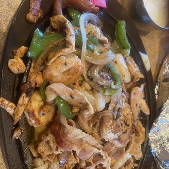 Plaza Azteca - Fajita Chihuahua - A sizzling plate of beef, shrimp, green bell peppers, and onions served at Plaza Azteca in Reading, PA, with a side of creamy dip. - Mexican Near Me - Reading, Pennsylvania