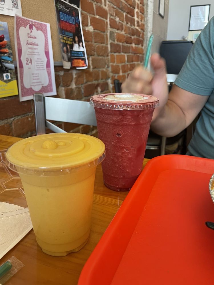 FREE DUH GREENS SMOOTHIE BAR Updated September 2024 326 N