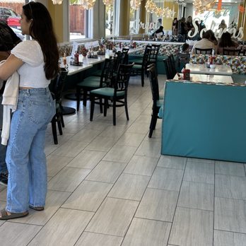 The 31st Grill - Empty tables and still an hour to get seated. - American Near Me - Salinas, California