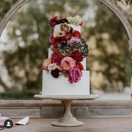 3 tiered buttercream wedding cake with fresh fall flowers. This is my sister's wedding cake!!! Photographer: Jes Workman 3 tiered buttercream wedding cake with fresh fall flowers. This is my sister's wedding cake!!! Photographer: Jes Workman