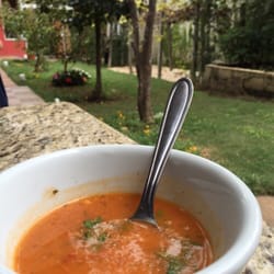 Dom Veggie Culinária Vegetariana - Para a entrada, sopa de tomate orgânico com manjericão, deliciosa.