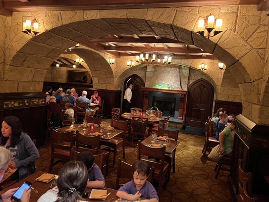 Le Cellier Steakhouse by null