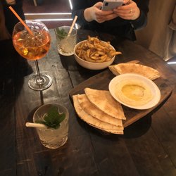 Moulin 1883 - Houmous et frite maison Avec nos Moscow mule et Spritz!