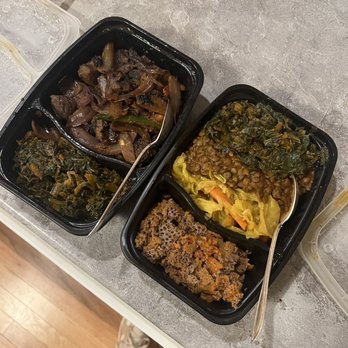 Ruki's Kitchen - Sega (Beef) Tibs Combo Veggie Platter (4 Veggies) - Ethiopian Near Me - Atlanta, Georgia