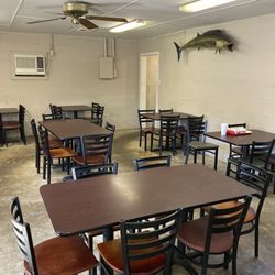 Cooter Brown's Seafood & Sandwich Shop - Dining room
