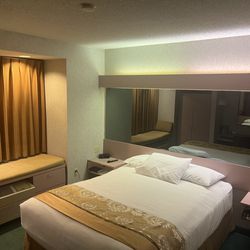 Center Way Hotel - Gross