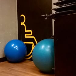 Smart Fit - O confuso banheiro de cadeirante localizado no último andar de um local somente com escadas.