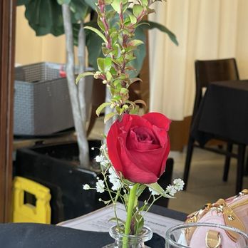1515 Restaurant & Lounge - Flower on table - Sports Bars Near Me - Walnut Creek, California 1515 Restaurant & Lounge - Flower on table - Sports Bars Near Me - Walnut Creek, California