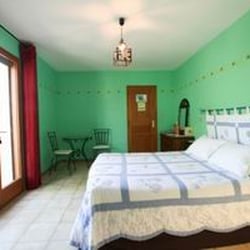 Le Havre Provencal - grande chambre confortable ouvrant sur jardin fleuri