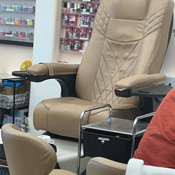 Ali'i Nails & Lash Bar - Pedicure station - Nail Salons Near Me - Kapolei, Hawaii