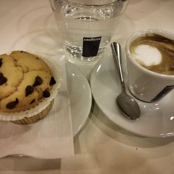 Valentini - Caffè macchiato e muffin con gocce di cioccolato, non il massimo però :( - Desserts Near Me - Rome, RM