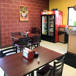 Taqueria Manriquez - Clean and inviting seating area