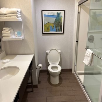 Hampton Inn & Suites Teaneck Glenpointe - Br - Hotels Near Me - Teaneck, New Jersey