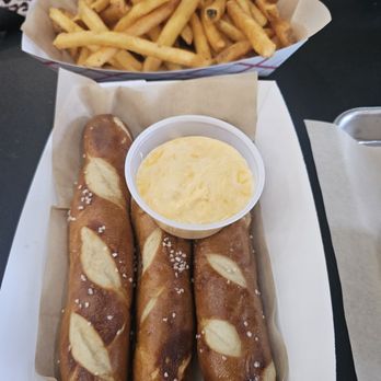 Bol de Mélange - Soft pretzels ans cheese sauce - Salad Near Me - Reno, Nevada