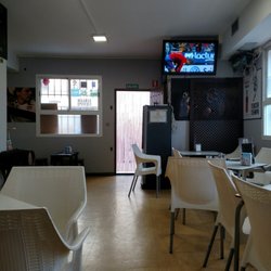 Tercer Tiempo - Four TVs available with various sports on.