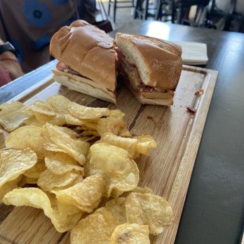 Triple 3 Vineyard - Aloha Chic - Wine Tasting Room Near Me - Washington, Missouri