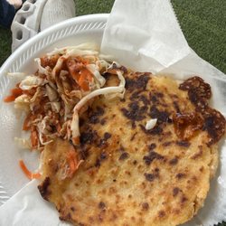 Claritas Pupuseria - Pupusa de Chicharron y Queso con curtido.