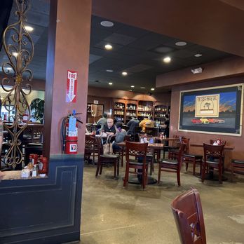 Crest Bar & Grill - The bar area - American Near Me - Bakersfield, California