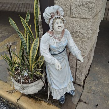 Bella Italia Pizza - Little statue outside - Italian Near Me - Orlando, Florida Bella Italia Pizza - Little statue outside - Italian Near Me - Orlando, Florida