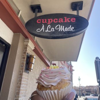 Cupcake Á La Mode - Raspberry Lemonade Cupcake - Desserts Near Me - Kansas City, Missouri Cupcake Á La Mode - Raspberry Lemonade Cupcake - Desserts Near Me - Kansas City, Missouri