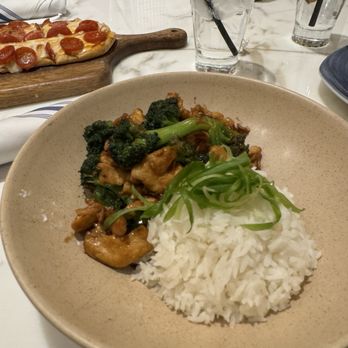 Serrano Vista Café - Chicken and Broccoli with oyster mushroom sauce. So good and must try. - Bars Near Me - Las Vegas, Nevada Serrano Vista Café - Chicken and Broccoli with oyster mushroom sauce. So good and must try. - Bars Near Me - Las Vegas, Nevada