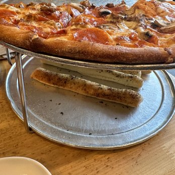 Fratelli Pizza - Pizza with pepperoni, sausage, and Mushrooms on top. Breadsticks on the bottom. - Pizza Near Me - Flagstaff, Arizona