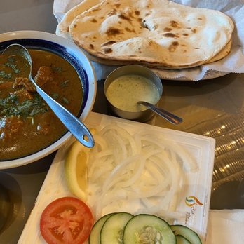 Sabri Nihari Restaurant - Naan, side of onions, cucumbers, tomato and lemon and the kunnah paya - Pakistani Near Me - Chicago, Illinois