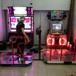 金禾遊戲機中心 - PIU next to DDR, impossible to hear DDR
