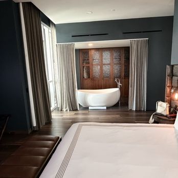 Thompson San Antonio - Riverwalk - 1 bedroom suite - view of soaking tub with closet space - Hotels Near Me - San Antonio, Texas Thompson San Antonio - Riverwalk - 1 bedroom suite - view of soaking tub with closet space - Hotels Near Me - San Antonio, Texas