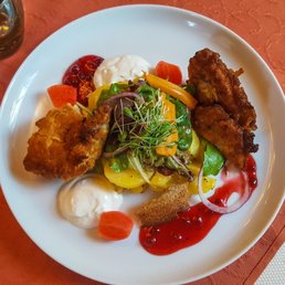 Adler - Backhähnchen mit Limonen-Schmand, Kartoffelgurkensalat und Preiselbeeren 16€ - chicken wings and fried chicken, food - German Near Me - Mainz, RP