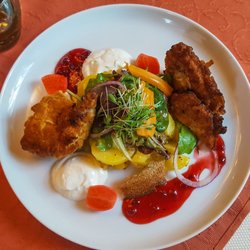 Adler - Backhähnchen mit Limonen-Schmand, Kartoffelgurkensalat und Preiselbeeren 16€