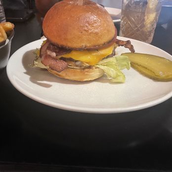 Blend & Shaker - The cheese burger with bacon - Tours, 37 Blend & Shaker - The cheese burger with bacon - Tours, 37