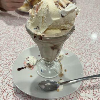 Rick's Dessert Diner - Hot fudge sundae - Desserts Near Me - Sacramento, California Rick's Dessert Diner - Hot fudge sundae - Desserts Near Me - Sacramento, California
