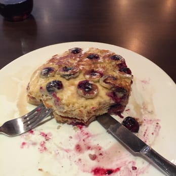 The Diner - 3 layers of pancake and only the top layer has the full topping. - Diners Near Me - Hong Kong, HK