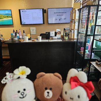 Hawaii Natural Therapy - Receptionist's area - Massage Near Me - Honolulu, Hawaii