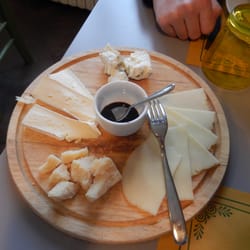 Pizzeria Rio Torchio - Selection of cheeses with balsamico