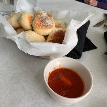 Doro's Italian Restaurant - Garlic rolls and marinara sauce - Italian Near Me - Acworth, Georgia