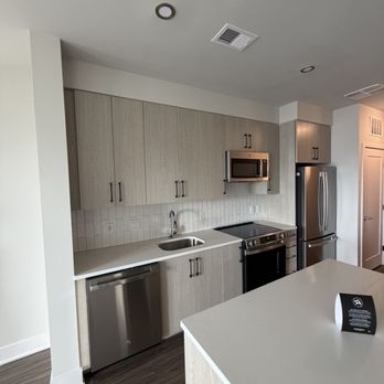 Modera H Street - Typical kitchen with island layout - Apartments Near Me - Washington, DC, District of Columbia Modera H Street - Typical kitchen with island layout - Apartments Near Me - Washington, DC, District of Columbia