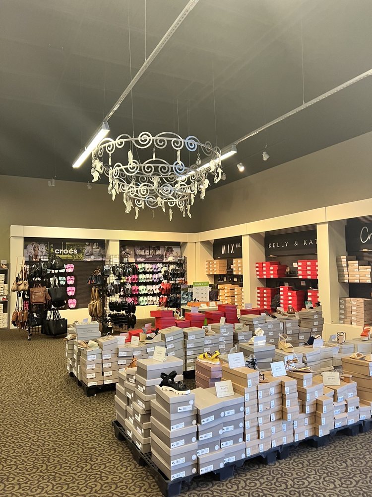 DSW DESIGNER SHOE WAREHOUSE Updated October 2024 28 Photos & 13 Reviews 2220 Hamilton