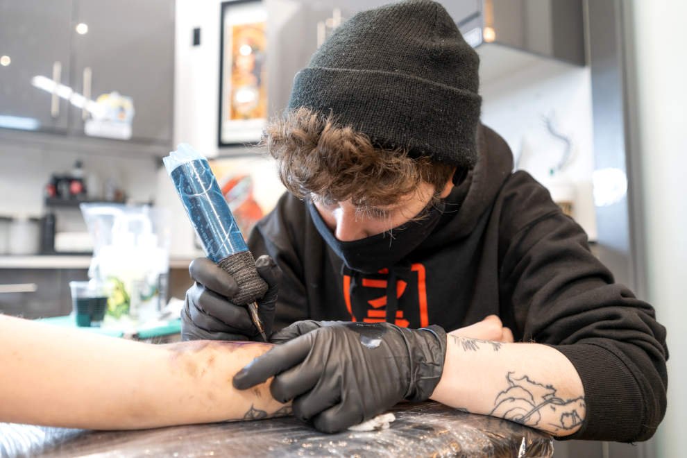 Don't Look Down Tattoo's Logo