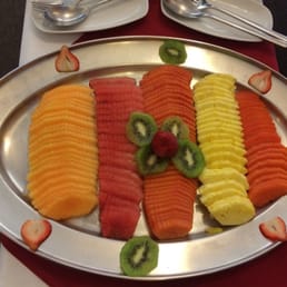 Platter of fruit from which they serve you Platter of fruit from which they serve you