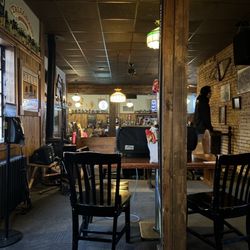 Sir Benedict's Tavern On the Lake
