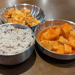Yi's Traditional Korean Beef Soup - Rice for your soup and free sides of cabbage and radish kimchi