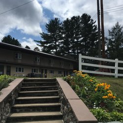Oxbow Lake Motel - View coming up from the lake